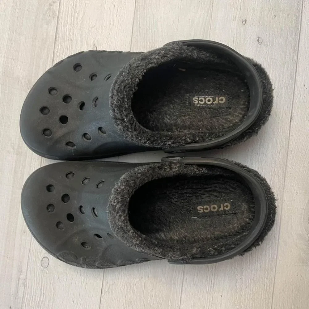 Crocs black fuzz lined juniors 1/3‎